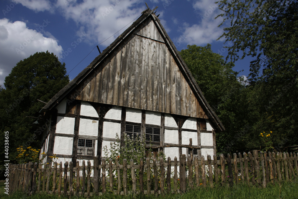 Obraz premium Bauernhaus mit Garten