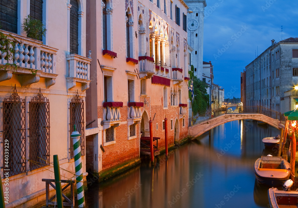 Fototapeta premium Magnificent buildings in Venice at night.