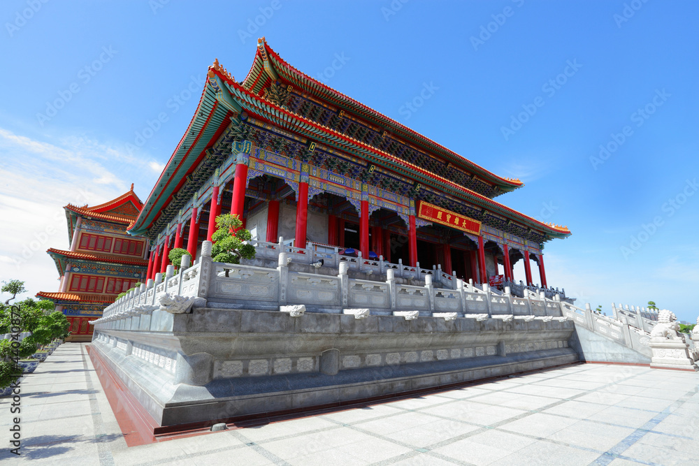 Obraz premium The main palace of Lengnoeiyi temple isolated with blue sky