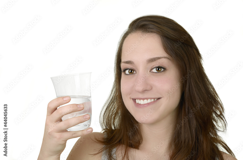 Junge Frau mit Wasserglas lächelt Junge Frau mit Wasserglas lächelt