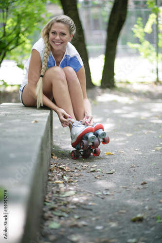 hübsches Mädchen mit Rollschuhen photo