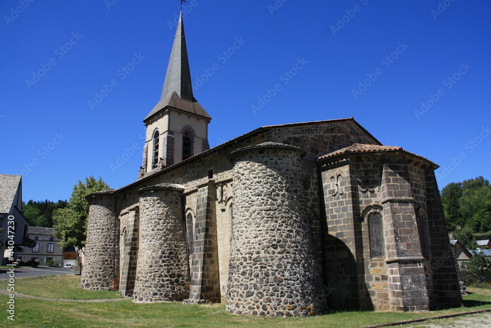 Eglise d'aydat puy de dôme auvergne ciel bleu