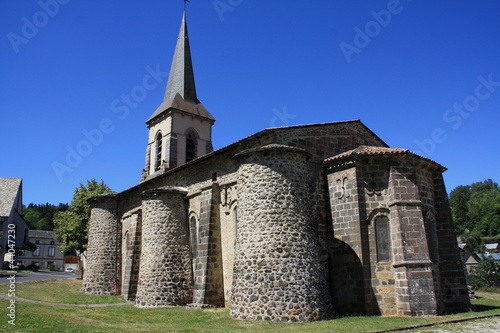 Eglise d'aydat puy de dôme auvergne ciel bleu