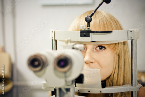 Φωτογραφία woman having her eyes on a slit lamp