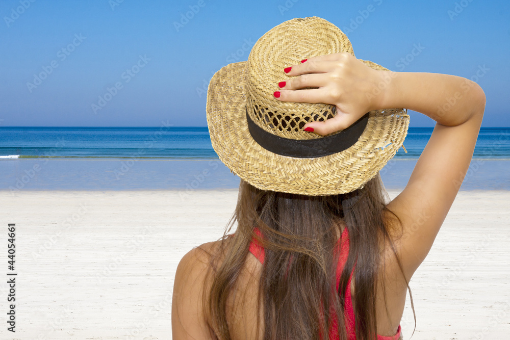 chica en la playa con sombrero foto de Stock | Adobe Stock
