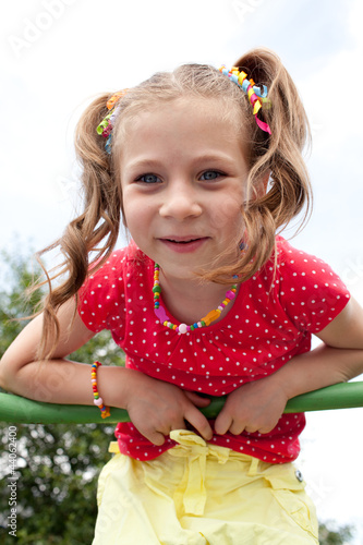 Canvastavla Smiling girl plays on the playground
