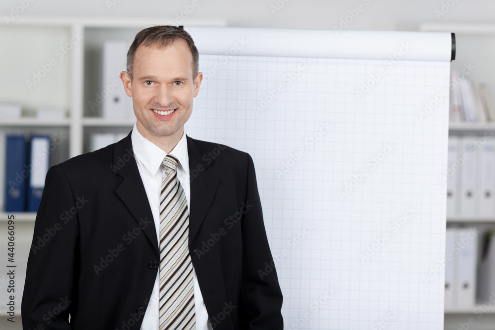geschäftsmann präsentiert am flipchart geschäftsmann präsentiert am flipchart