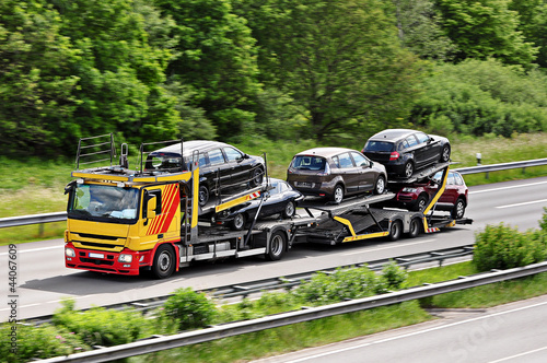 Wallpaper Mural Autotransporter auf der Autobahn Torontodigital.ca