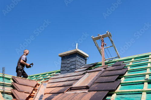 dachdecker bei der arbeit