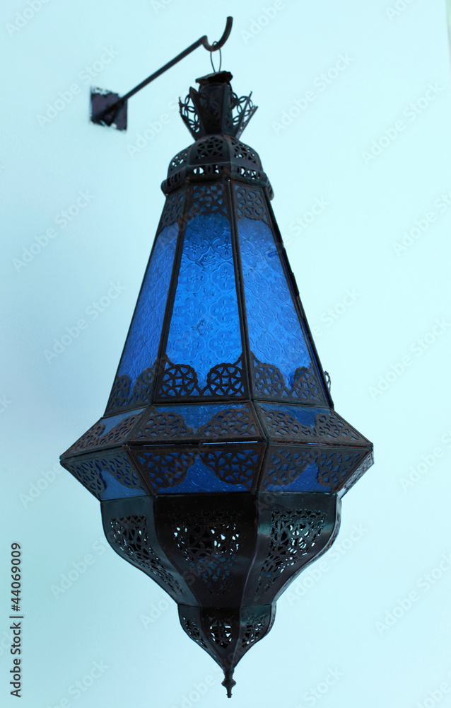 Naklejka premium niebieska marokańska lampa