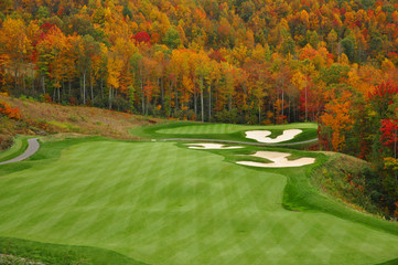 Acrylglasbilder Golf Herbstlicher Golfplatz in den Bergen  © ejkrouse