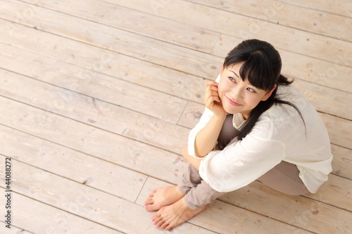 フローリングに座る女の子 Stock 写真 Adobe Stock フローリングに座る女の子 Stock 写真 Adobe Stock