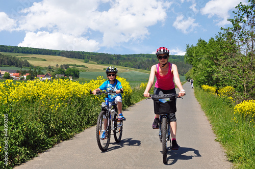 Radtour Mutter mit Sohn photo