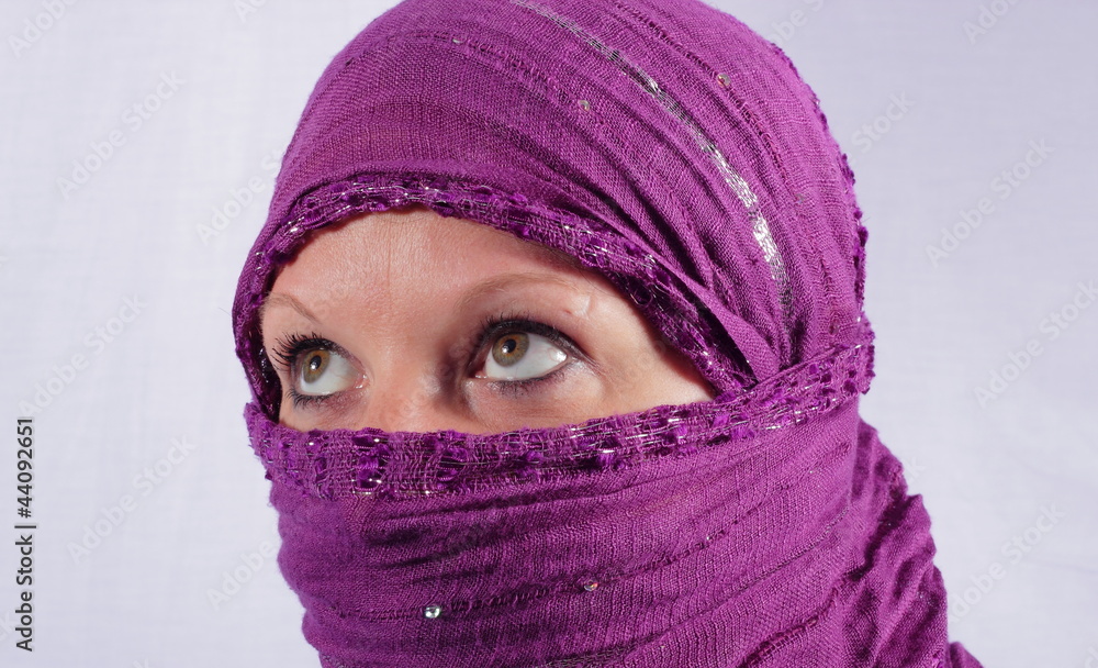 Frau mit Kopftuch StockFoto Adobe Stock