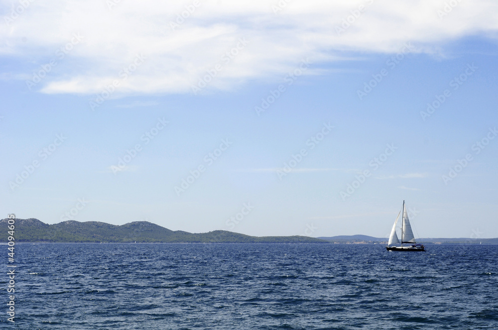 Adria - Segelboot am Meer mit Hügeln