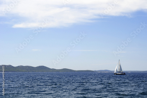 Adria - Segelboot am Meer mit Hügeln