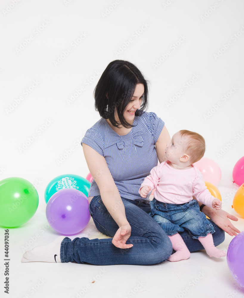 Mum plays with the eight-monthly daughter. Mum plays with the eight-monthly daughter.