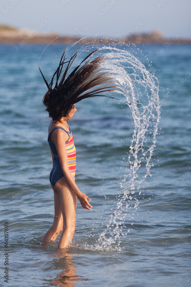 Mädchen wirbelt nasse Haare durch die Luft Stock-Foto | Adobe Stock