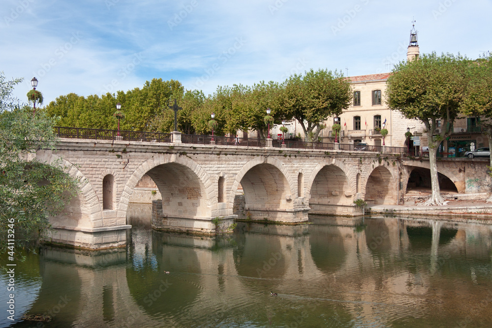 Naklejka premium pont de Sommières au dessus de la Vidourle