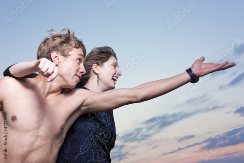 Cuadro en lienzo The young man specifies to the girl a hand