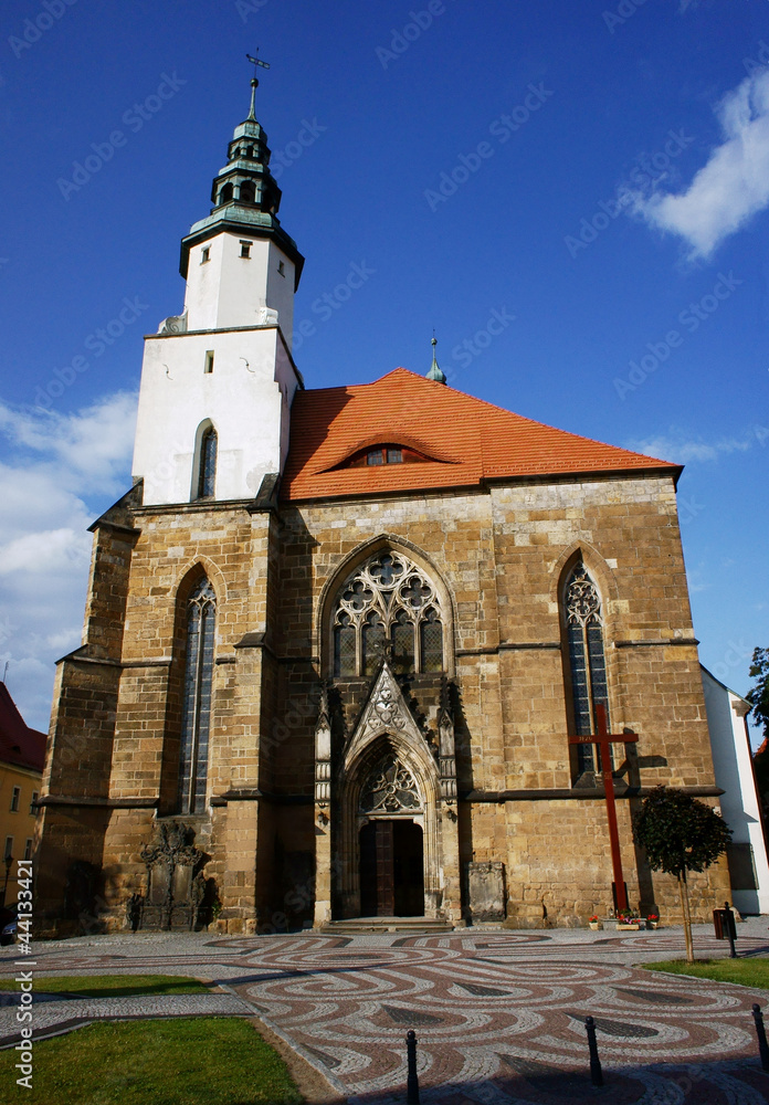 Wieża i fasada gotyckiego kościoła w Złotoryi