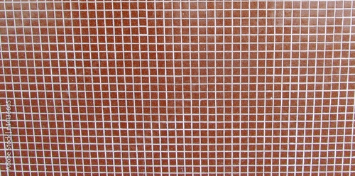 pared con mosaicos rojos y lineas blancas