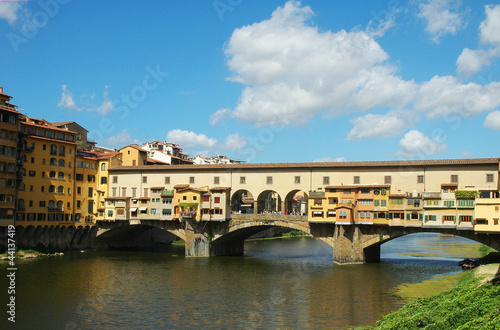Ponte vecchio in una giornata estiva a Firenze, Italia
