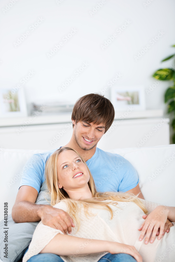 verliebtes paar kuschelt auf dem sofa verliebtes paar kuschelt auf dem sofa