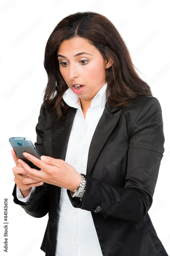 frau liest geschockt eine nachricht auf dem handy frau liest geschockt eine nachricht auf dem handy