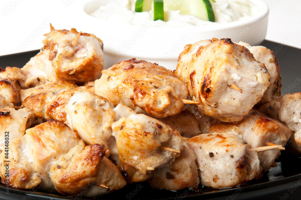 Delicious chicken skewers with cucumber cream sauce Delicious chicken skewers with cucumber cream sauce