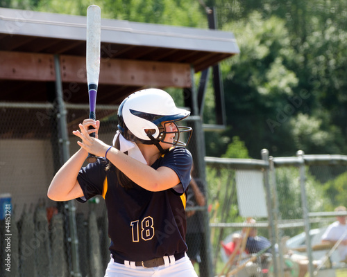 Canvastavla Young teen girl playing softball in organized game