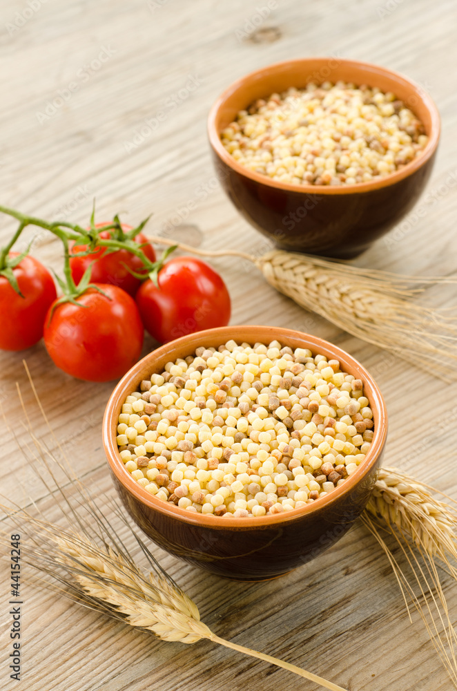 ciotole di fregola, tipica pasta della Sardegna ciotole di fregola, tipica pasta della Sardegna