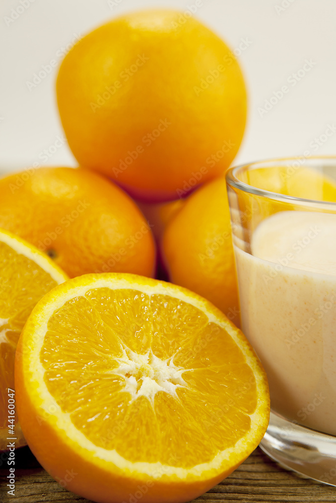 Frischer tropischer Joghurt mit Orangen auf einem Brett Frischer tropischer Joghurt mit Orangen auf einem Brett