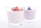 frischer leckerer Joghurt mit erdbeeren und bromneeren isoliert