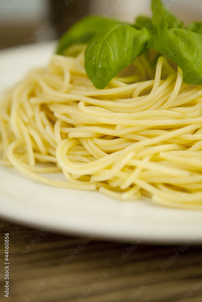 Frische Pasta mit Knoblauch und Basilikum auf einem Tisch Frische Pasta mit Knoblauch und Basilikum auf einem Tisch