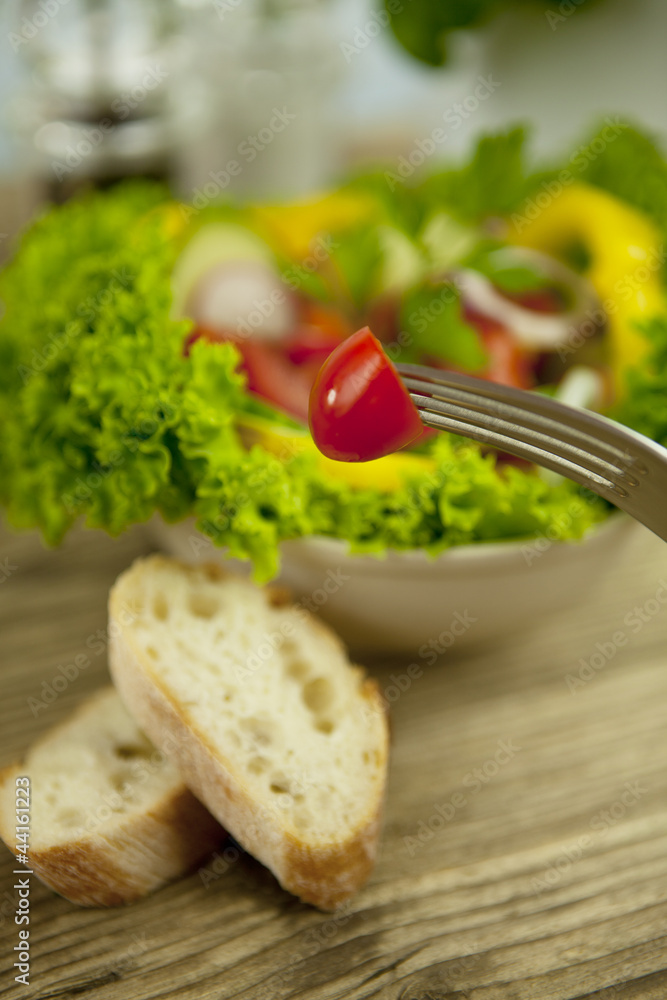 frischer gesunder gemischter salat mit brot frischer gesunder gemischter salat mit brot