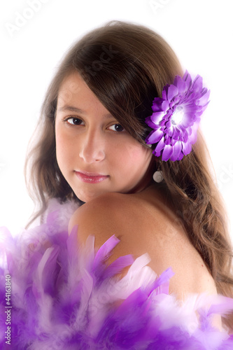 jolie jeune femme à la fleur violette