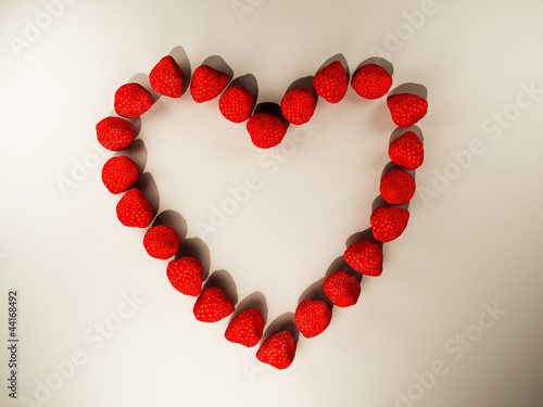 Tableau sur toile strawberries, heart-shaped