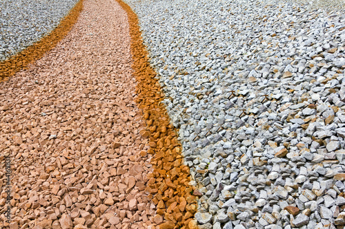 Farbige Steine in vertikaler und schräger Ausrichtung