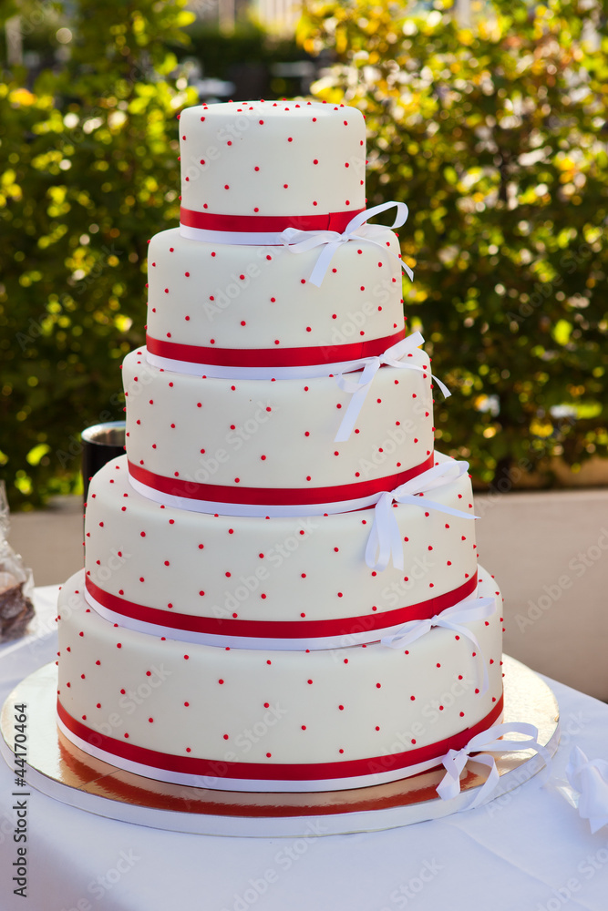 Hochzeitstorte mit Pünktchen Hochzeitstorte mit Pünktchen