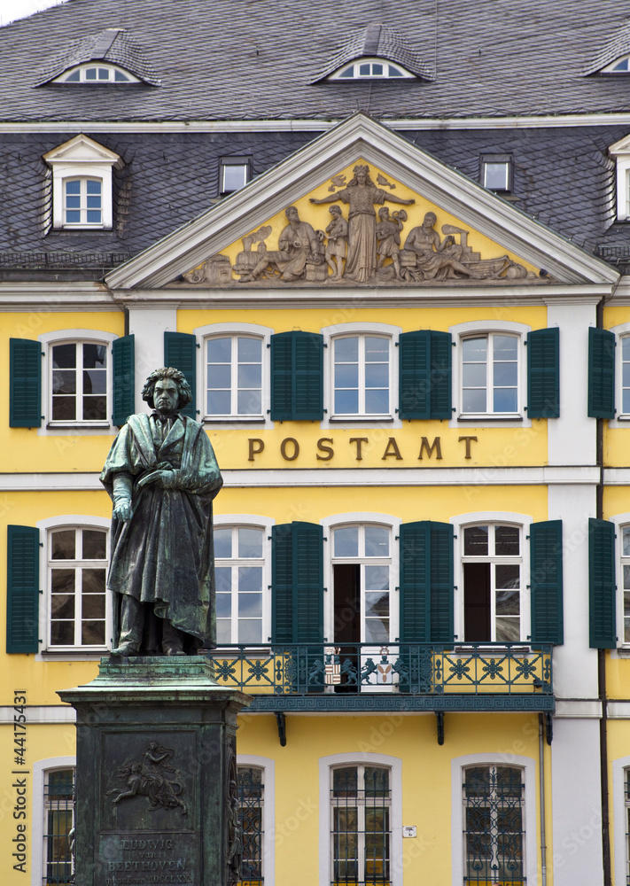 Fototapeta premium Beethoven Statue in Bonn, Germany.