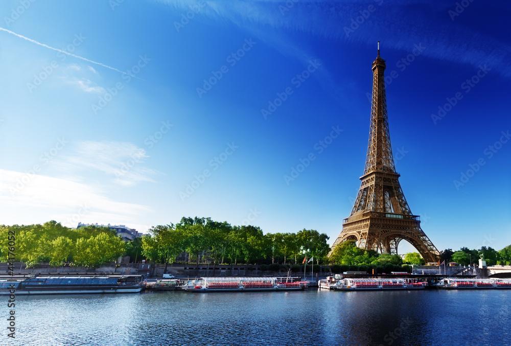 Naklejka premium Sekwana w Paryżu z wieżą Eiffla
