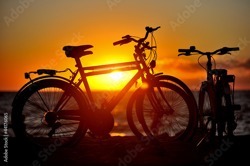 Biciclette al tramonto in spiaggia - Sardegna