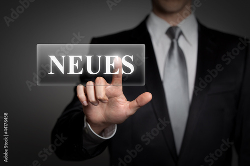 Mann drückt touchscreen button - Neues