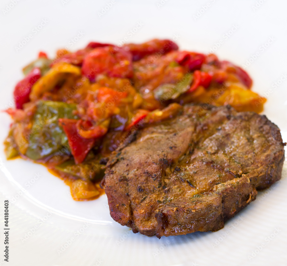 Schweinesteak mit Mix-Gemüse,Paprika,Tomaten- gegrillt Schweinesteak mit Mix-Gemüse,Paprika,Tomaten- gegrillt