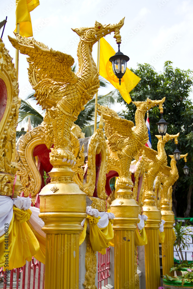 Fototapeta premium gold swan statue