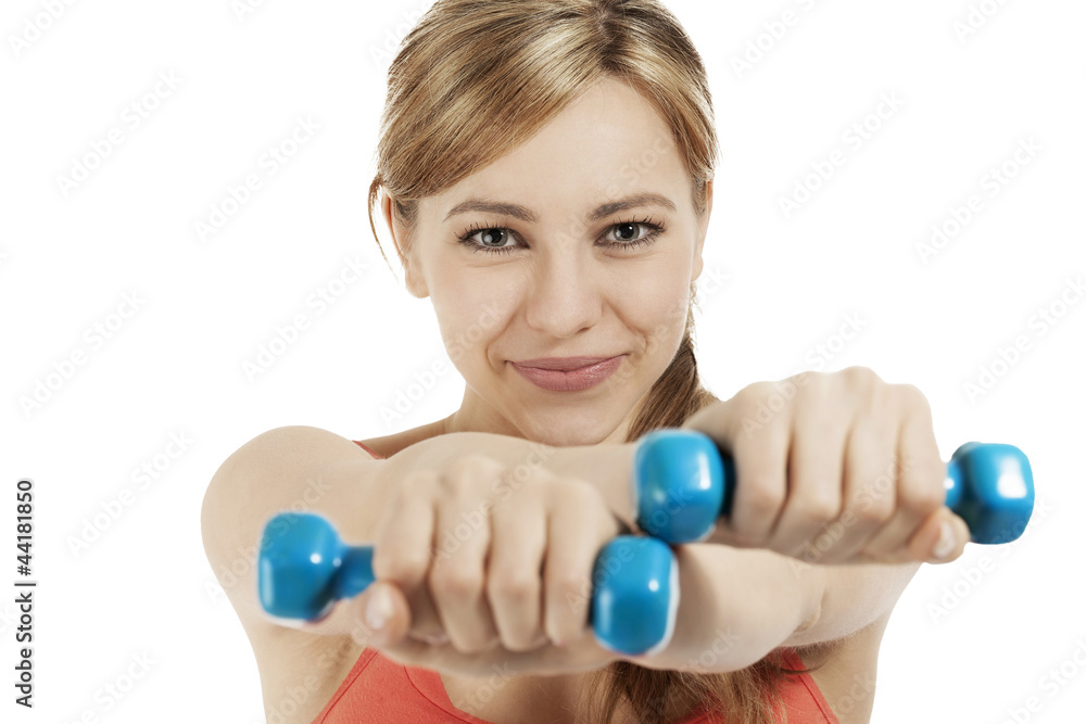 sportlerin trainiert mit fitness hanteln sportlerin trainiert mit fitness hanteln