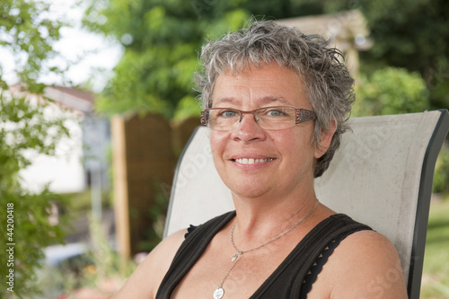 Senior - Portrait de femme dans le jardin