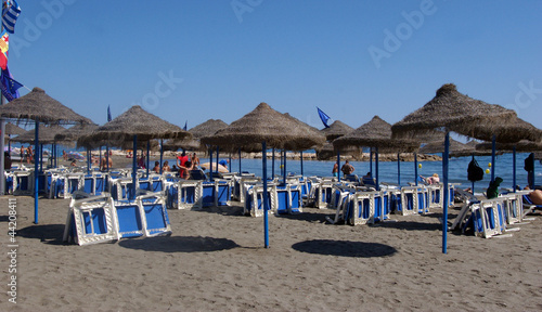 Plage  parasols et transats.