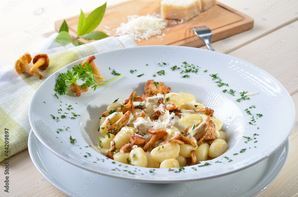 Gnocchi mit frischen Pfifferlingen und Parmesan Gnocchi mit frischen Pfifferlingen und Parmesan